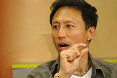 胡歌爆料恩师王洛勇视频,温情互动引网友热议