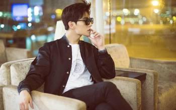 杨洋机场最新爆料,帅气偶像机场造型曝光，粉丝尖叫不已！  第2张